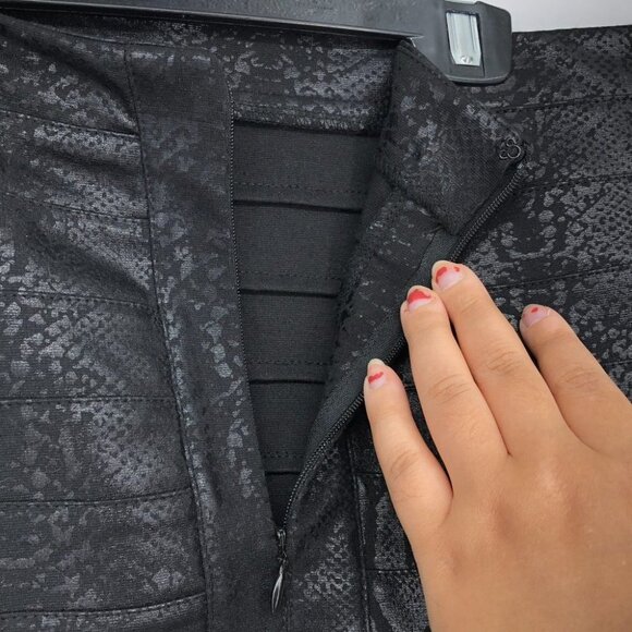 Kenneth Cole Reaction black snakeskin print mini skirt  size M - Picture 7 of 9
